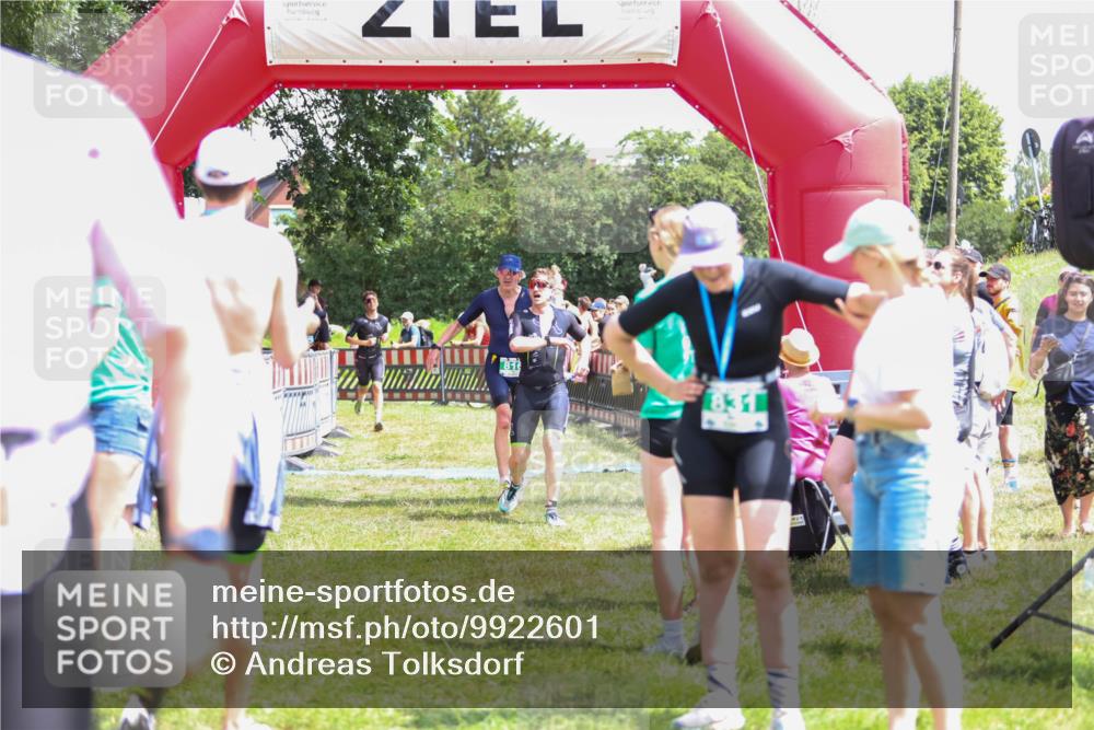 21.06.2026 - 29. Vierlanden-Triathlon Andreas Tolksdorf http://msf.ph/oto/9922601 21.06.2026 13:55:13 Ziel 816, 1025, 1035 meine-sportfotos.de