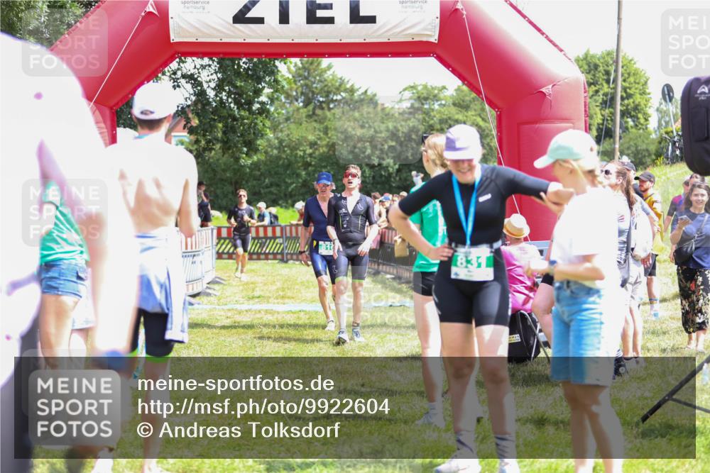 21.06.2026 - 29. Vierlanden-Triathlon Andreas Tolksdorf http://msf.ph/oto/9922604 21.06.2026 13:55:14 Ziel 816, 1025, 1035 meine-sportfotos.de