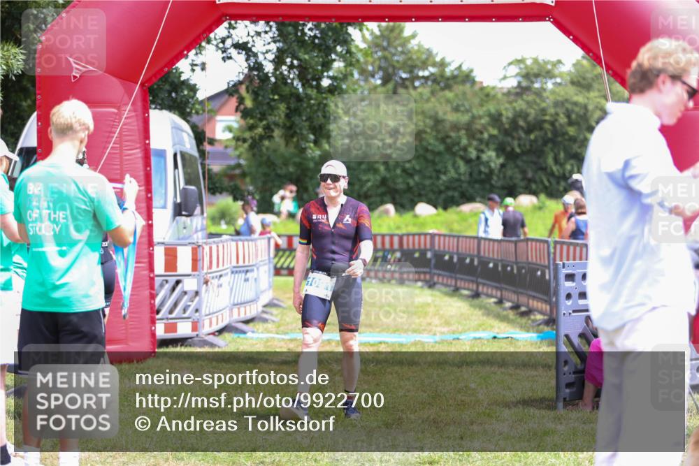 21.06.2026 - 29. Vierlanden-Triathlon Andreas Tolksdorf http://msf.ph/oto/9922700 21.06.2026 14:00:31 Ziel 1091 meine-sportfotos.de