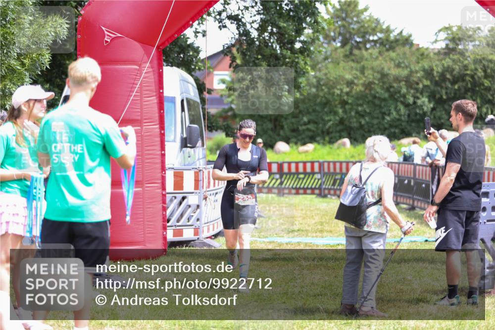 21.06.2026 - 29. Vierlanden-Triathlon Andreas Tolksdorf http://msf.ph/oto/9922712 21.06.2026 14:01:09 Ziel 245 meine-sportfotos.de