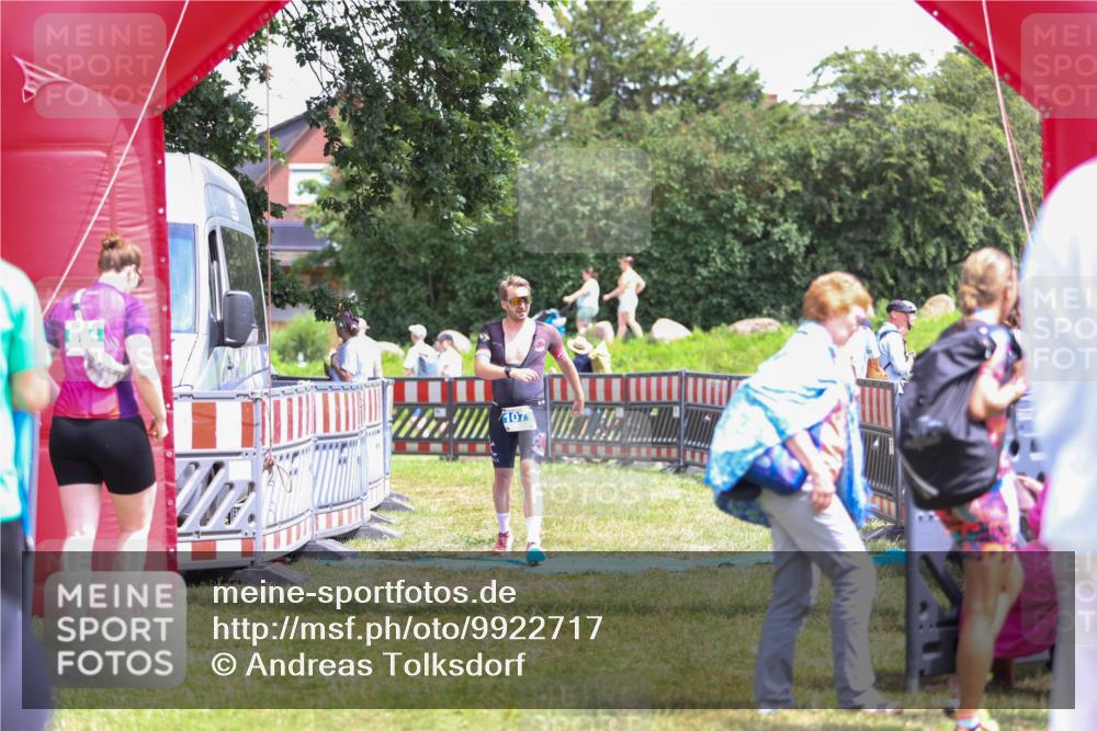 21.06.2026 - 29. Vierlanden-Triathlon Andreas Tolksdorf http://msf.ph/oto/9922717 21.06.2026 14:01:27 Ziel 1077 meine-sportfotos.de
