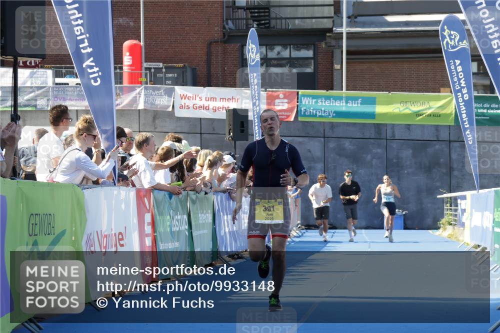 09.08.2026 - GEWOBA Citytriathlon Bremen Yannick Fuchs http://msf.ph/oto/9933148 09.08.2026 11:21:01 Ziel 177, 391 meine-sportfotos.de