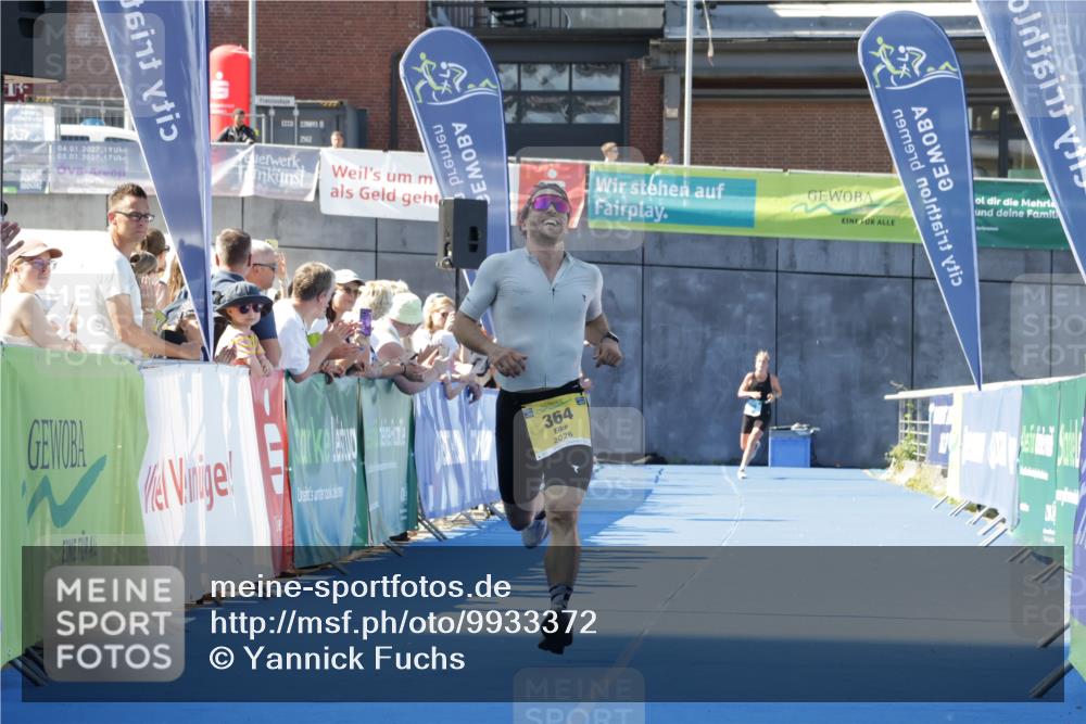 09.08.2026 - GEWOBA Citytriathlon Bremen Yannick Fuchs http://msf.ph/oto/9933372 09.08.2026 11:23:49 Ziel 364 meine-sportfotos.de