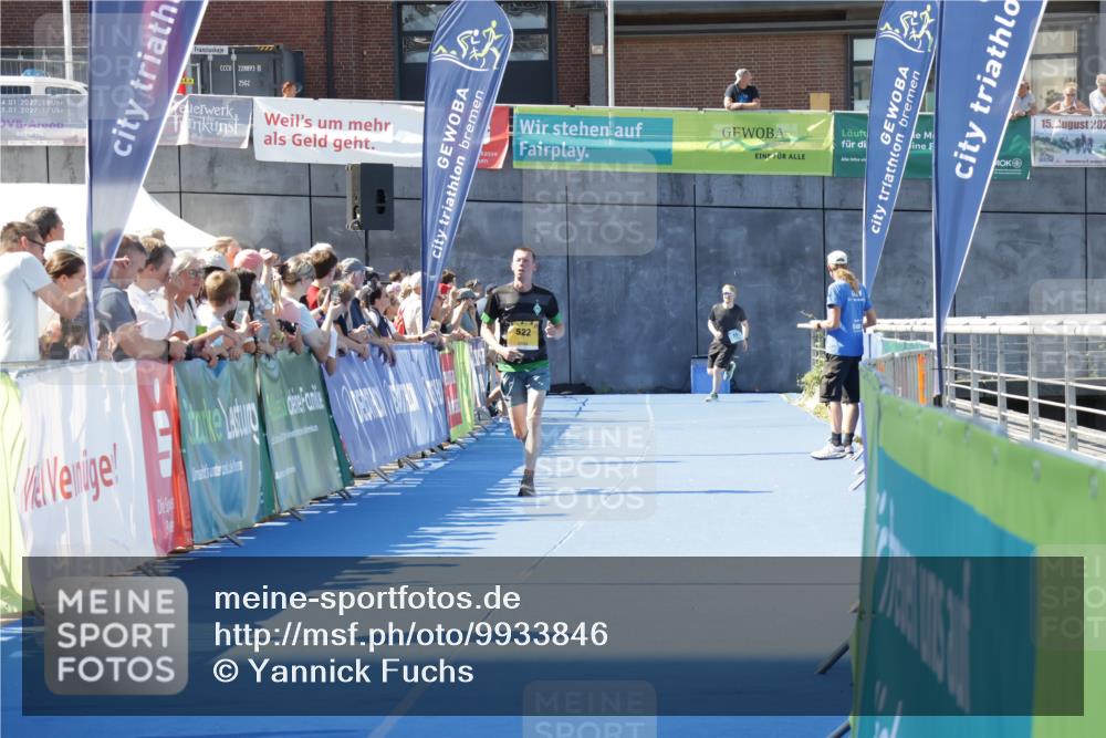 09.08.2026 - GEWOBA Citytriathlon Bremen Yannick Fuchs http://msf.ph/oto/9933846 09.08.2026 11:30:16 Ziel 522 meine-sportfotos.de