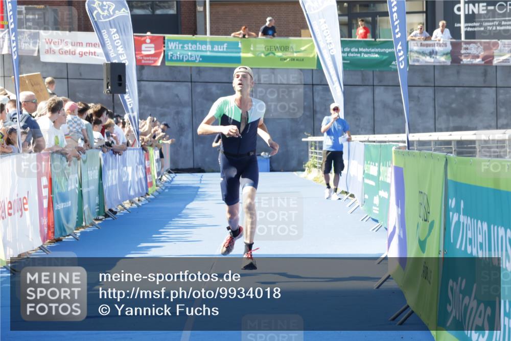 09.08.2026 - GEWOBA Citytriathlon Bremen Yannick Fuchs http://msf.ph/oto/9934018 09.08.2026 11:32:17 Ziel 350 meine-sportfotos.de