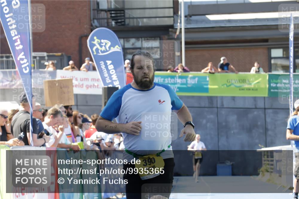 09.08.2026 - GEWOBA Citytriathlon Bremen Yannick Fuchs http://msf.ph/oto/9935365 09.08.2026 11:39:07 Ziel 143 meine-sportfotos.de