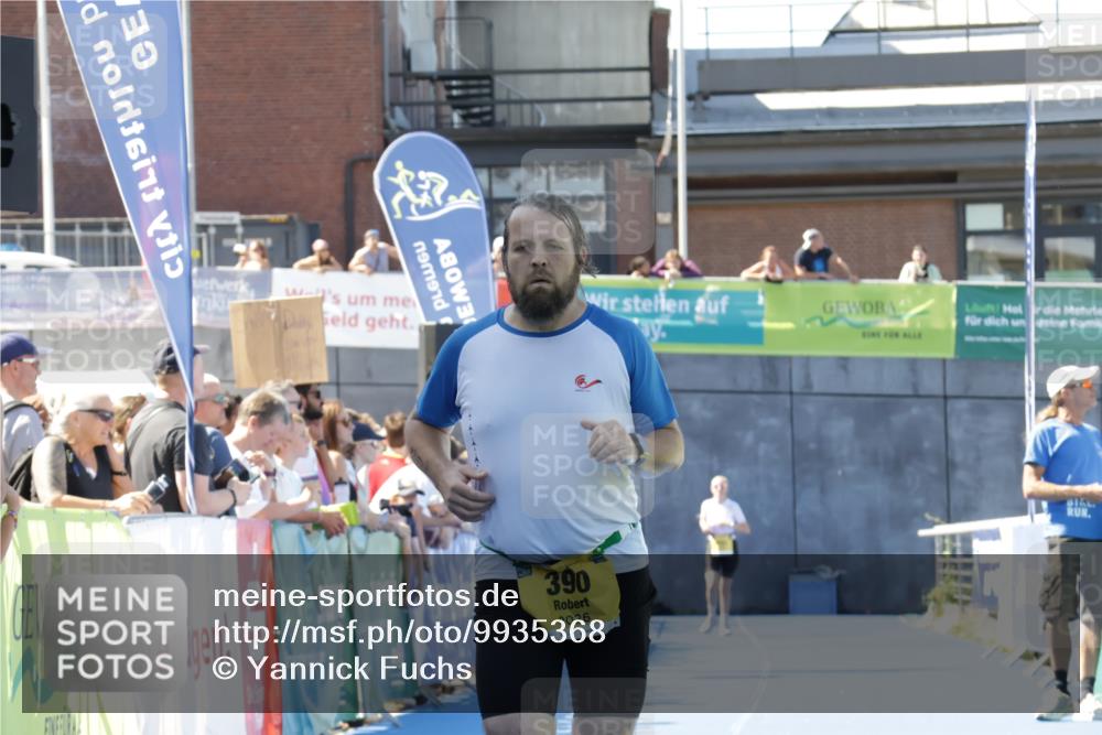 09.08.2026 - GEWOBA Citytriathlon Bremen Yannick Fuchs http://msf.ph/oto/9935368 09.08.2026 11:39:07 Ziel 143 meine-sportfotos.de