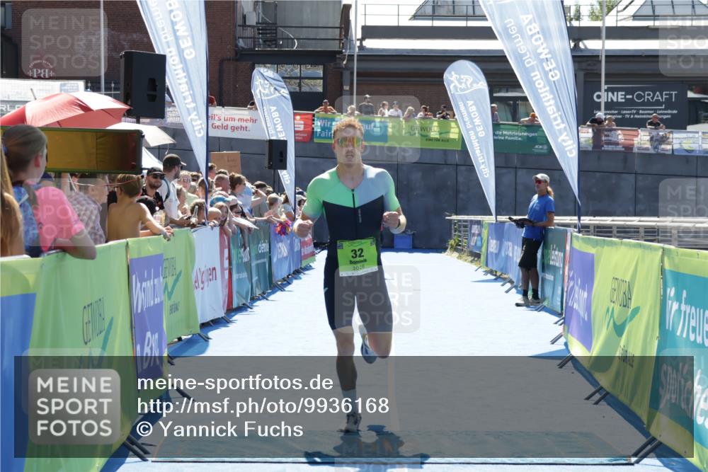 09.08.2026 - GEWOBA Citytriathlon Bremen Yannick Fuchs http://msf.ph/oto/9936168 09.08.2026 15:02:42 Ziel 32 meine-sportfotos.de