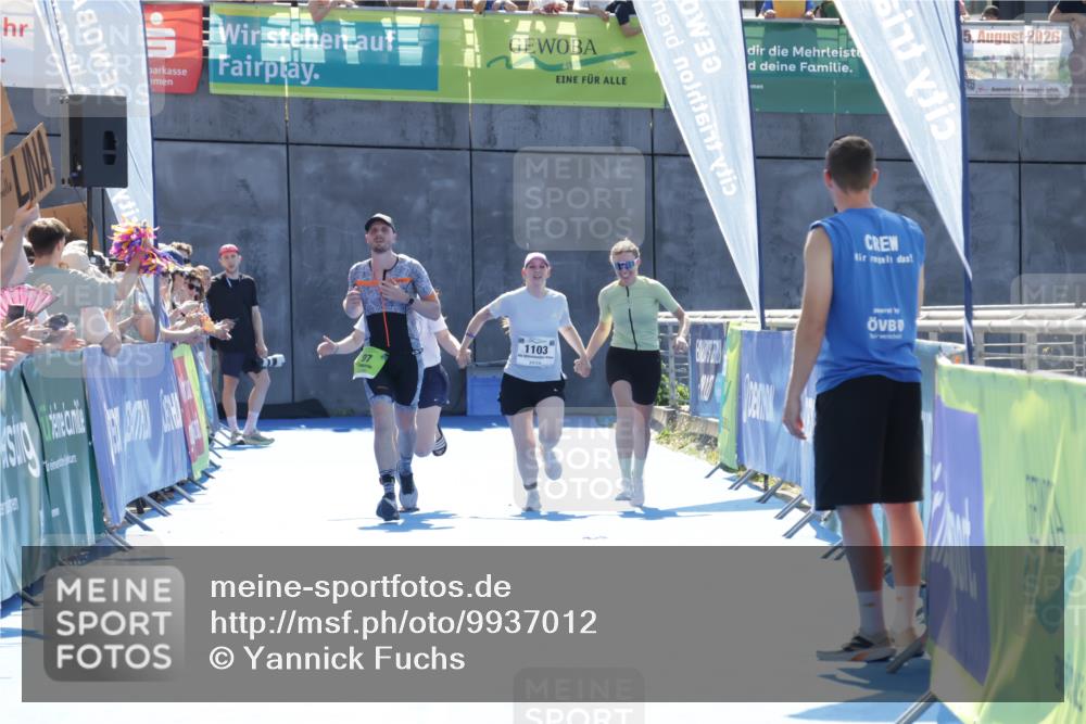 09.08.2026 - GEWOBA Citytriathlon Bremen Yannick Fuchs http://msf.ph/oto/9937012 09.08.2026 15:11:59 Ziel  meine-sportfotos.de