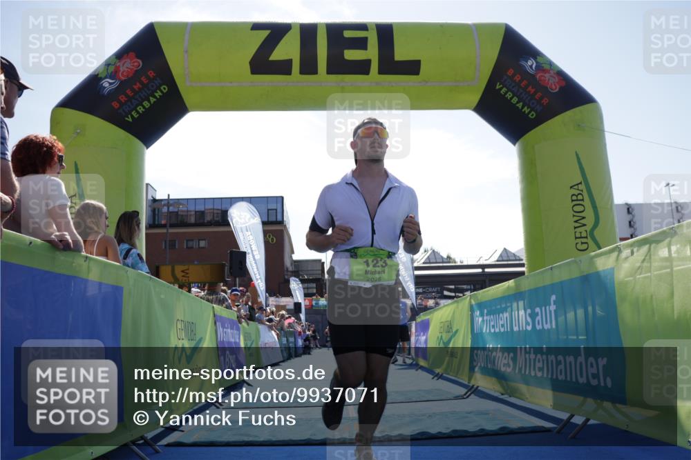 09.08.2026 - GEWOBA Citytriathlon Bremen Yannick Fuchs http://msf.ph/oto/9937071 09.08.2026 15:13:01 Ziel 123 meine-sportfotos.de