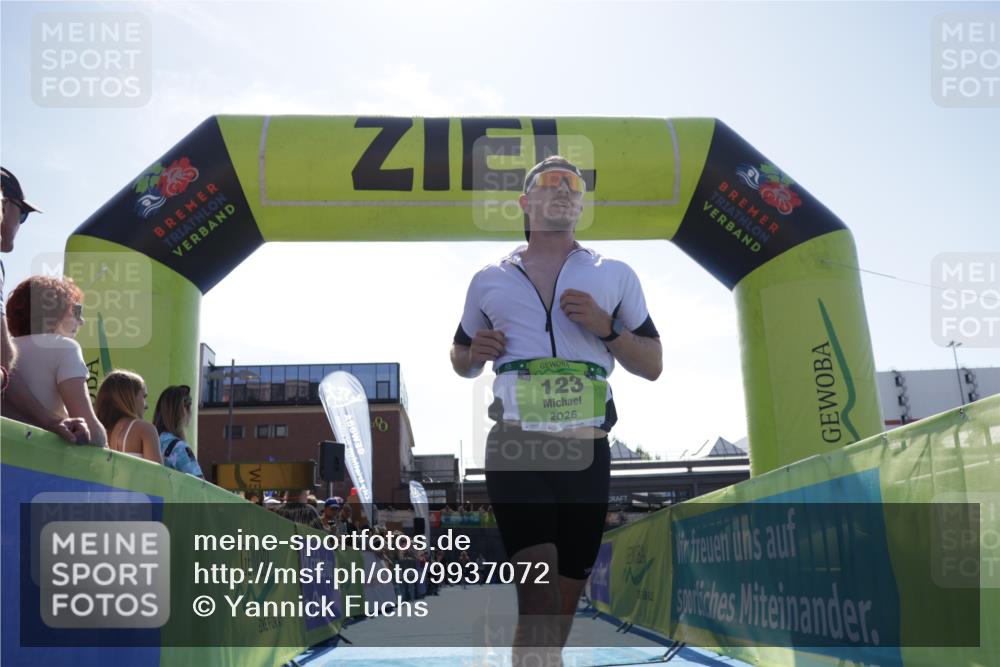 09.08.2026 - GEWOBA Citytriathlon Bremen Yannick Fuchs http://msf.ph/oto/9937072 09.08.2026 15:13:02 Ziel 123 meine-sportfotos.de