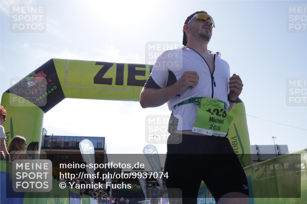 09.08.2026 - GEWOBA Citytriathlon Bremen Yannick Fuchs http://msf.ph/oto/9937074 09.08.2026 15:13:02 Ziel 123 meine-sportfotos.de