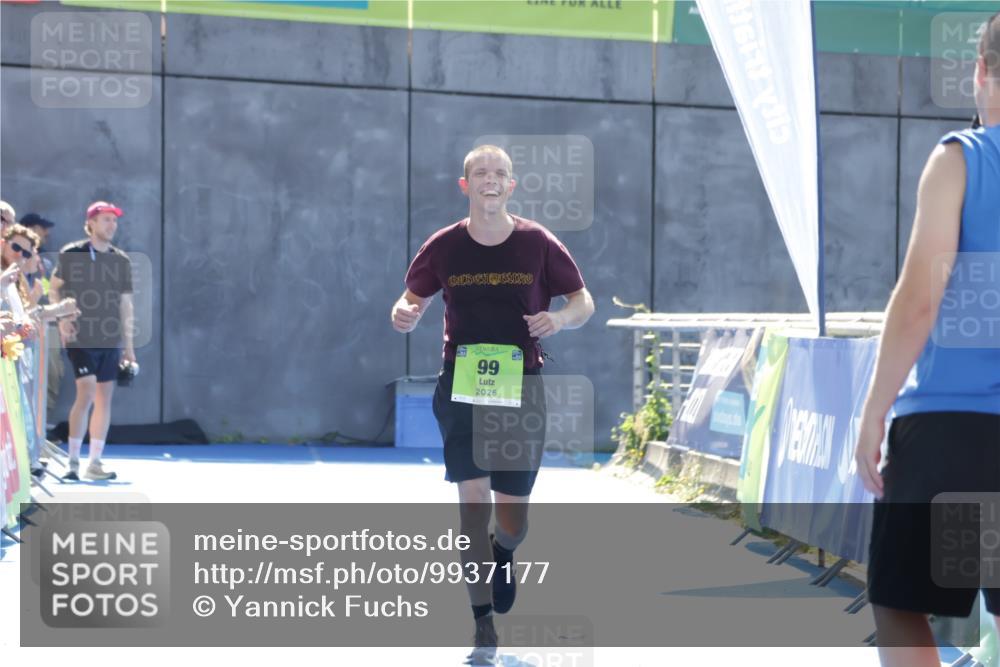 09.08.2026 - GEWOBA Citytriathlon Bremen Yannick Fuchs http://msf.ph/oto/9937177 09.08.2026 15:14:10 Ziel 99 meine-sportfotos.de