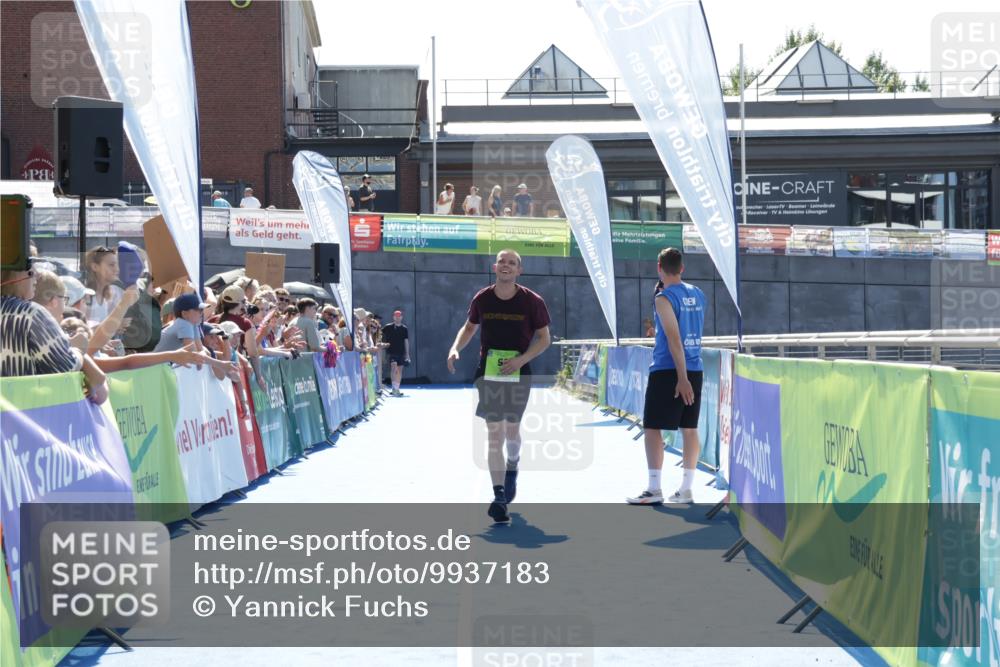 09.08.2026 - GEWOBA Citytriathlon Bremen Yannick Fuchs http://msf.ph/oto/9937183 09.08.2026 15:14:12 Ziel 99 meine-sportfotos.de