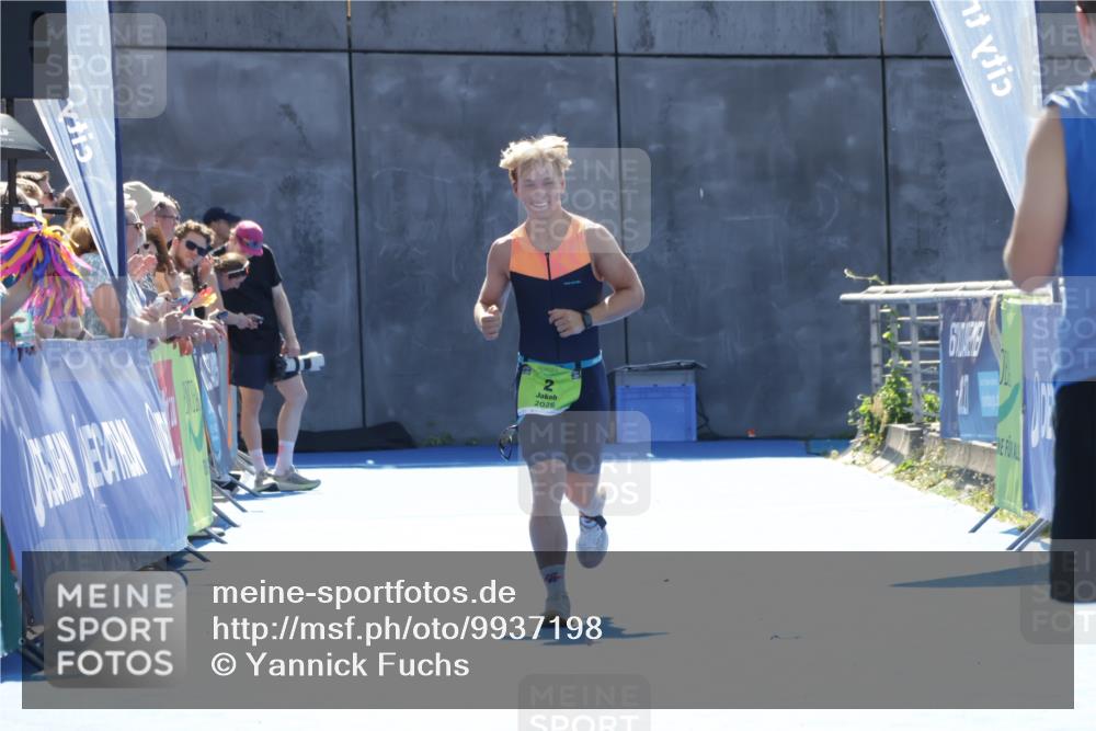 09.08.2026 - GEWOBA Citytriathlon Bremen Yannick Fuchs http://msf.ph/oto/9937198 09.08.2026 15:14:22 Ziel  meine-sportfotos.de