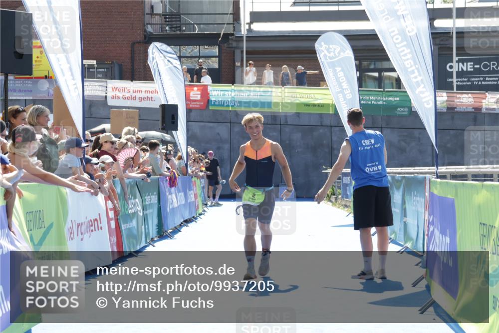 09.08.2026 - GEWOBA Citytriathlon Bremen Yannick Fuchs http://msf.ph/oto/9937205 09.08.2026 15:14:25 Ziel 2 meine-sportfotos.de