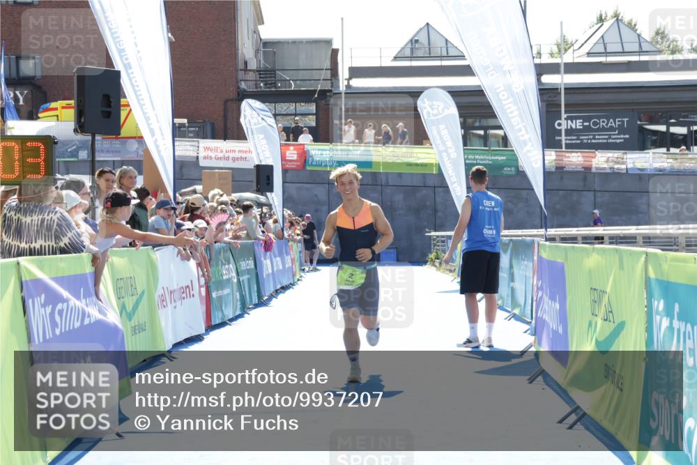 09.08.2026 - GEWOBA Citytriathlon Bremen Yannick Fuchs http://msf.ph/oto/9937207 09.08.2026 15:14:26 Ziel 2 meine-sportfotos.de