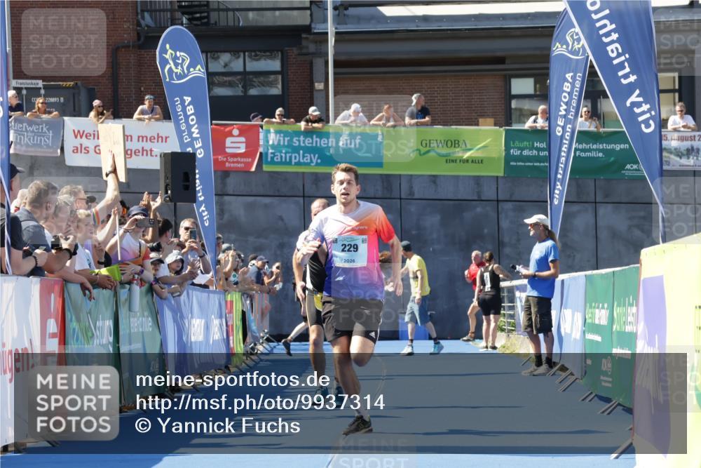 09.08.2026 - GEWOBA Citytriathlon Bremen Yannick Fuchs http://msf.ph/oto/9937314 09.08.2026 11:41:36 Ziel 229, 530 meine-sportfotos.de
