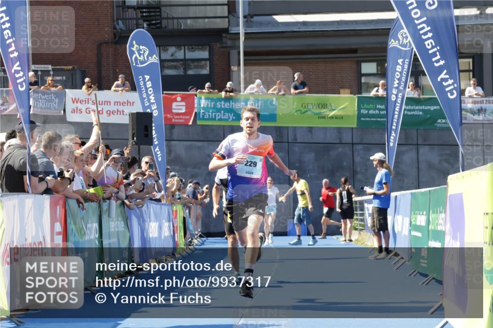 09.08.2026 - GEWOBA Citytriathlon Bremen Yannick Fuchs http://msf.ph/oto/9937317 09.08.2026 11:41:36 Ziel 229, 530 meine-sportfotos.de