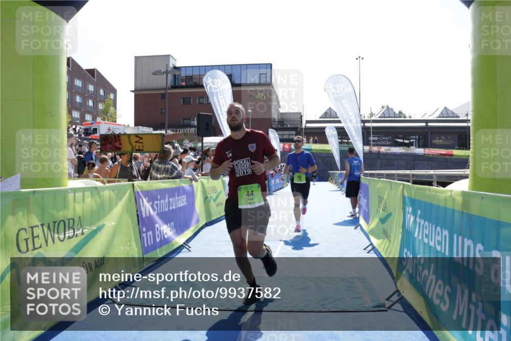 09.08.2026 - GEWOBA Citytriathlon Bremen Yannick Fuchs http://msf.ph/oto/9937582 09.08.2026 15:17:22 Ziel 43, 44 meine-sportfotos.de