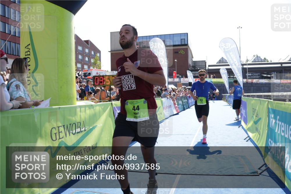 09.08.2026 - GEWOBA Citytriathlon Bremen Yannick Fuchs http://msf.ph/oto/9937585 09.08.2026 15:17:23 Ziel 43, 44 meine-sportfotos.de