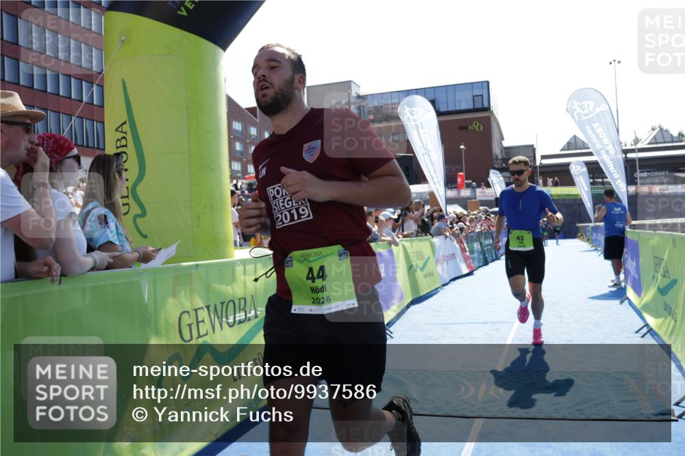 09.08.2026 - GEWOBA Citytriathlon Bremen Yannick Fuchs http://msf.ph/oto/9937586 09.08.2026 15:17:23 Ziel 43, 44 meine-sportfotos.de