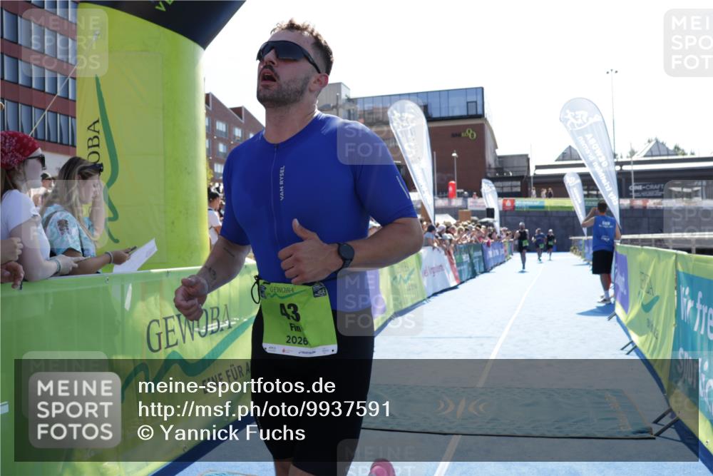 09.08.2026 - GEWOBA Citytriathlon Bremen Yannick Fuchs http://msf.ph/oto/9937591 09.08.2026 15:17:24 Ziel 43, 44 meine-sportfotos.de