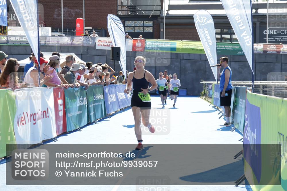 09.08.2026 - GEWOBA Citytriathlon Bremen Yannick Fuchs http://msf.ph/oto/9939057 09.08.2026 15:30:40 Ziel 138, 210, 414, 428 meine-sportfotos.de