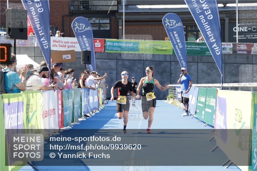 09.08.2026 - GEWOBA Citytriathlon Bremen Yannick Fuchs http://msf.ph/oto/9939620 09.08.2026 11:51:24 Ziel 424, 425 meine-sportfotos.de