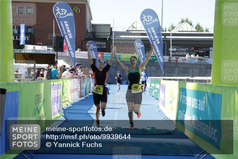 09.08.2026 - GEWOBA Citytriathlon Bremen Yannick Fuchs http://msf.ph/oto/9939644 09.08.2026 11:51:26 Ziel 424, 425 meine-sportfotos.de