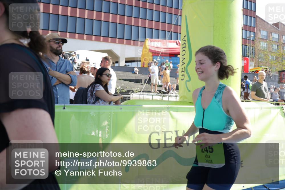 09.08.2026 - GEWOBA Citytriathlon Bremen Yannick Fuchs http://msf.ph/oto/9939863 09.08.2026 15:34:27 Ziel 245, 486 meine-sportfotos.de