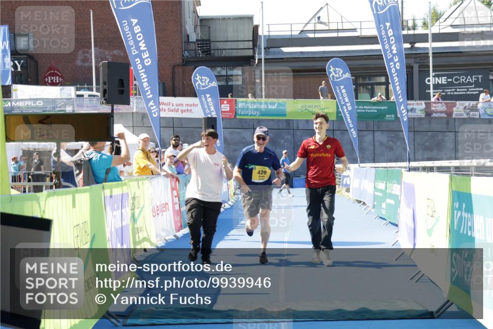 09.08.2026 - GEWOBA Citytriathlon Bremen Yannick Fuchs http://msf.ph/oto/9939946 09.08.2026 11:57:33 Ziel 420 meine-sportfotos.de