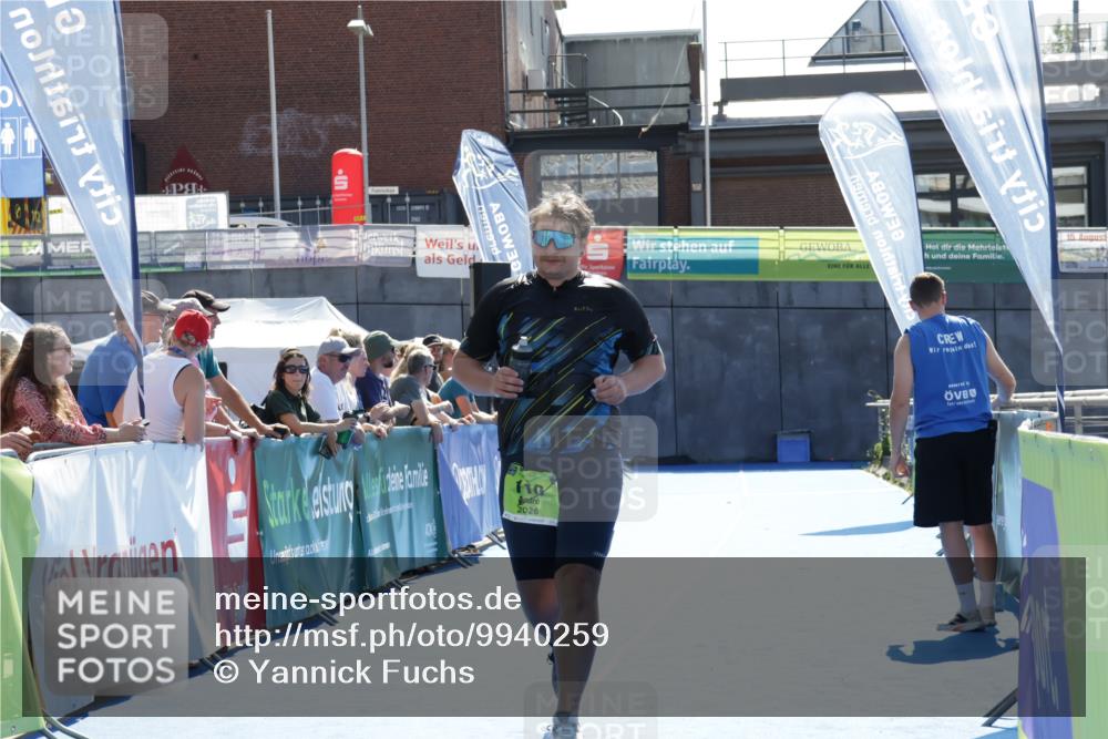 09.08.2026 - GEWOBA Citytriathlon Bremen Yannick Fuchs http://msf.ph/oto/9940259 09.08.2026 15:37:12 Ziel 110 meine-sportfotos.de