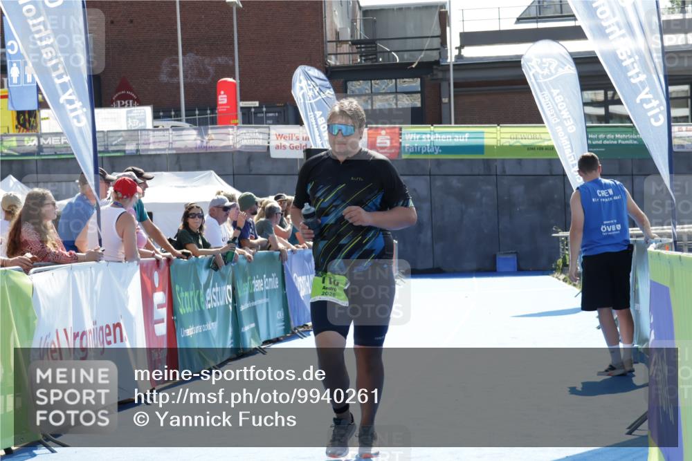 09.08.2026 - GEWOBA Citytriathlon Bremen Yannick Fuchs http://msf.ph/oto/9940261 09.08.2026 15:37:12 Ziel 110 meine-sportfotos.de