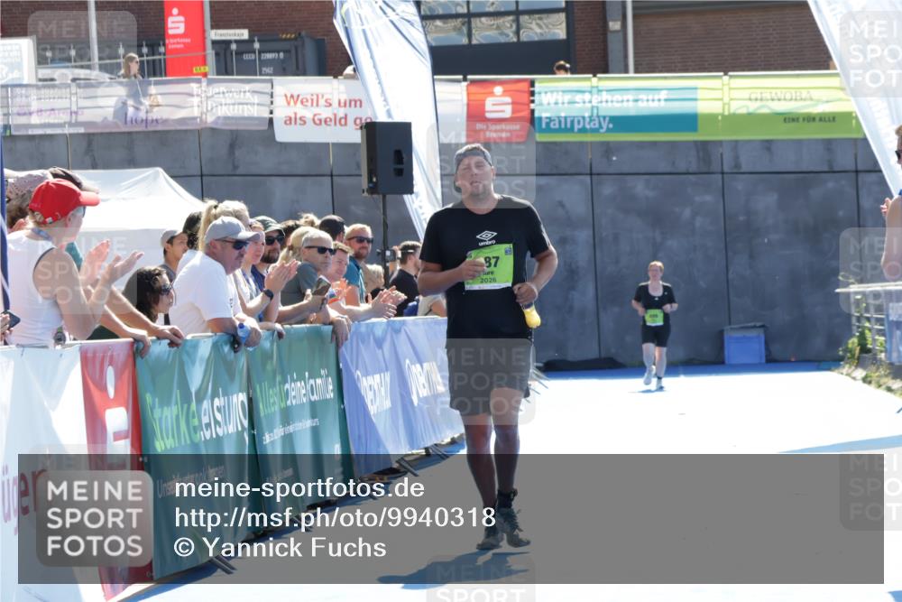 09.08.2026 - GEWOBA Citytriathlon Bremen Yannick Fuchs http://msf.ph/oto/9940318 09.08.2026 15:37:49 Ziel 387 meine-sportfotos.de