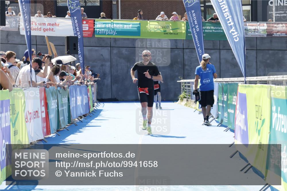 09.08.2026 - GEWOBA Citytriathlon Bremen Yannick Fuchs http://msf.ph/oto/9941658 09.08.2026 14:00:52 Ziel 700 meine-sportfotos.de