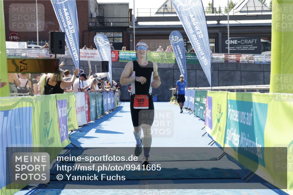09.08.2026 - GEWOBA Citytriathlon Bremen Yannick Fuchs http://msf.ph/oto/9941665 09.08.2026 14:01:01 Ziel 588 meine-sportfotos.de