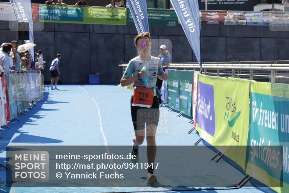 09.08.2026 - GEWOBA Citytriathlon Bremen Yannick Fuchs http://msf.ph/oto/9941947 09.08.2026 14:07:29 Ziel 710 meine-sportfotos.de