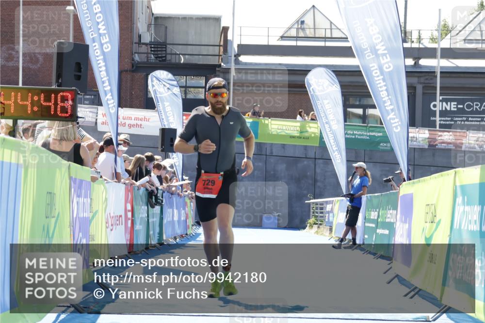 09.08.2026 - GEWOBA Citytriathlon Bremen Yannick Fuchs http://msf.ph/oto/9942180 09.08.2026 14:11:10 Ziel 729 meine-sportfotos.de