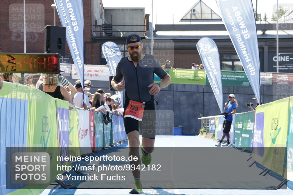 09.08.2026 - GEWOBA Citytriathlon Bremen Yannick Fuchs http://msf.ph/oto/9942182 09.08.2026 14:11:11 Ziel 729 meine-sportfotos.de