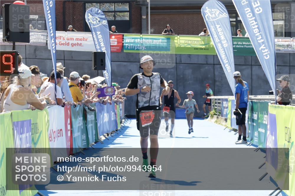 09.08.2026 - GEWOBA Citytriathlon Bremen Yannick Fuchs http://msf.ph/oto/9943954 09.08.2026 14:13:31 Ziel 690 meine-sportfotos.de