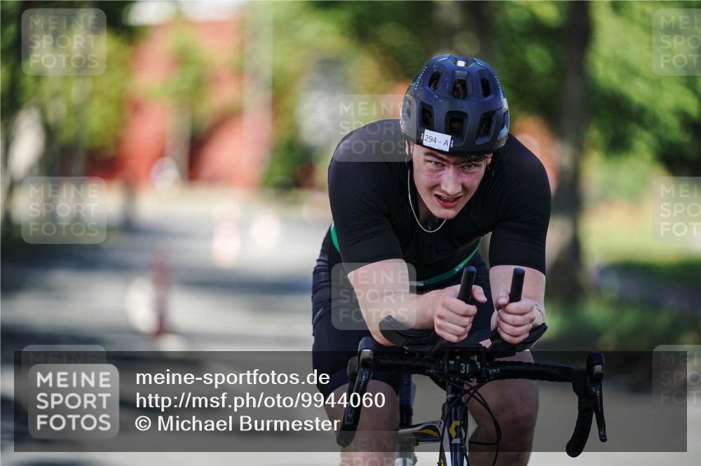 09.08.2026 - GEWOBA Citytriathlon Bremen Michael Burmester http://msf.ph/oto/9944060 09.08.2026 10:30:26 Radfahren 221, 294, 350, 382, 407, 520 meine-sportfotos.de