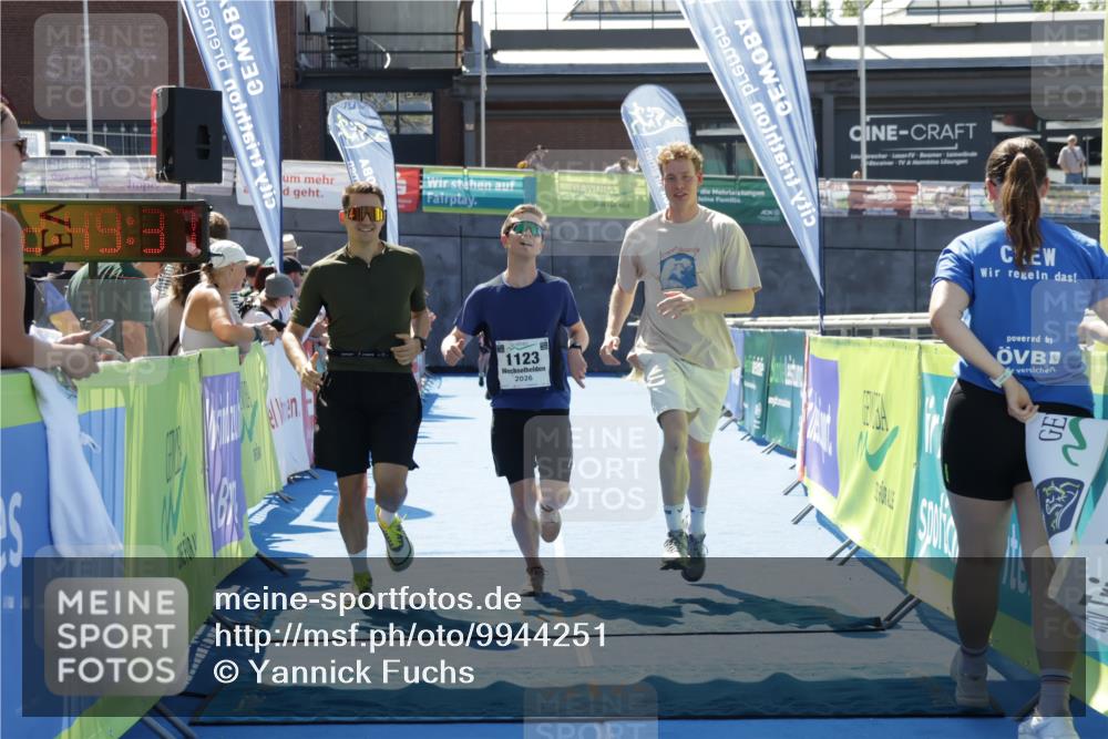 09.08.2026 - GEWOBA Citytriathlon Bremen Yannick Fuchs http://msf.ph/oto/9944251 09.08.2026 14:16:00 Ziel 1123 meine-sportfotos.de