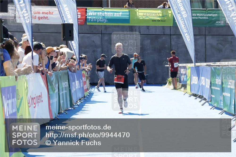 09.08.2026 - GEWOBA Citytriathlon Bremen Yannick Fuchs http://msf.ph/oto/9944470 09.08.2026 14:17:55 Ziel 826 meine-sportfotos.de