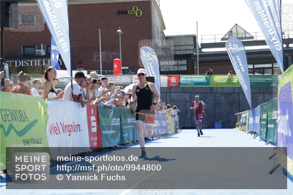 09.08.2026 - GEWOBA Citytriathlon Bremen Yannick Fuchs http://msf.ph/oto/9944800 09.08.2026 14:20:25 Ziel 998 meine-sportfotos.de