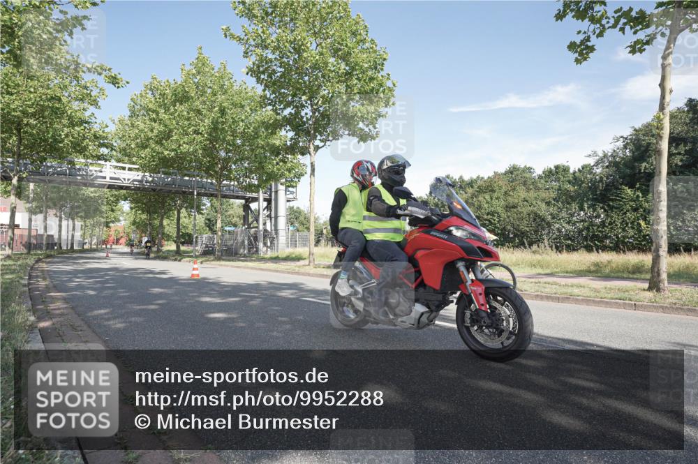 09.08.2026 - GEWOBA Citytriathlon Bremen Michael Burmester http://msf.ph/oto/9952288 09.08.2026 10:26:06 Radfahren 389, 416 meine-sportfotos.de