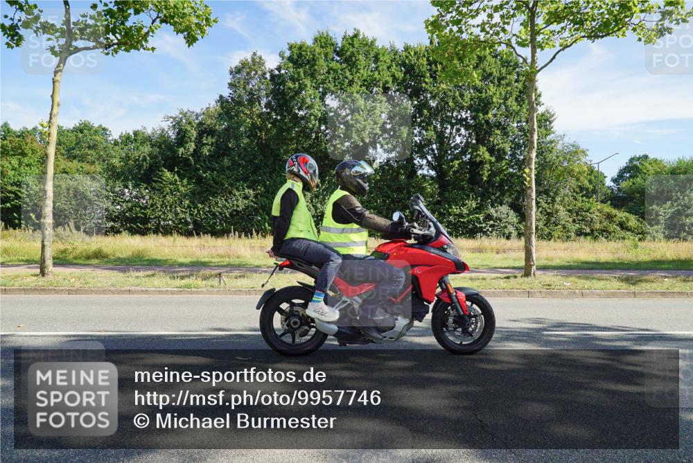 09.08.2026 - GEWOBA Citytriathlon Bremen Michael Burmester http://msf.ph/oto/9957746 09.08.2026 10:26:06 Radfahren 389, 416 meine-sportfotos.de