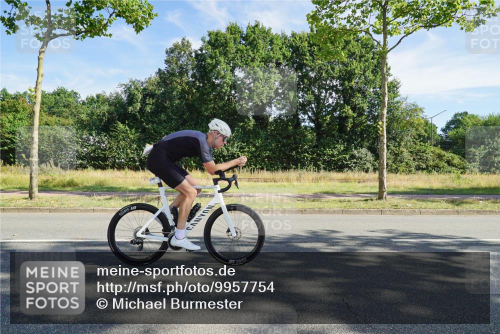 09.08.2026 - GEWOBA Citytriathlon Bremen Michael Burmester http://msf.ph/oto/9957754 09.08.2026 10:26:23 Radfahren 293, 318, 378, 398, 402 meine-sportfotos.de