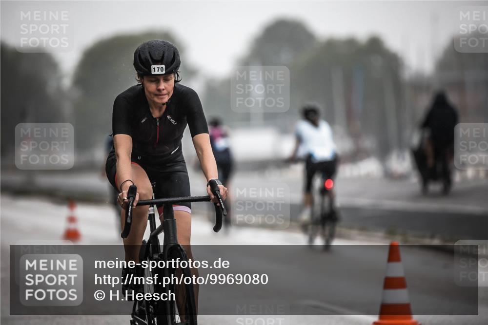 16.08.2026 - KN Förde Triathlon 2026 H.Heesch http://msf.ph/oto/9969080 16.08.2026 09:46:58 Radfahren 131, 161, 166, 170, 178, 192, 805 meine-sportfotos.de