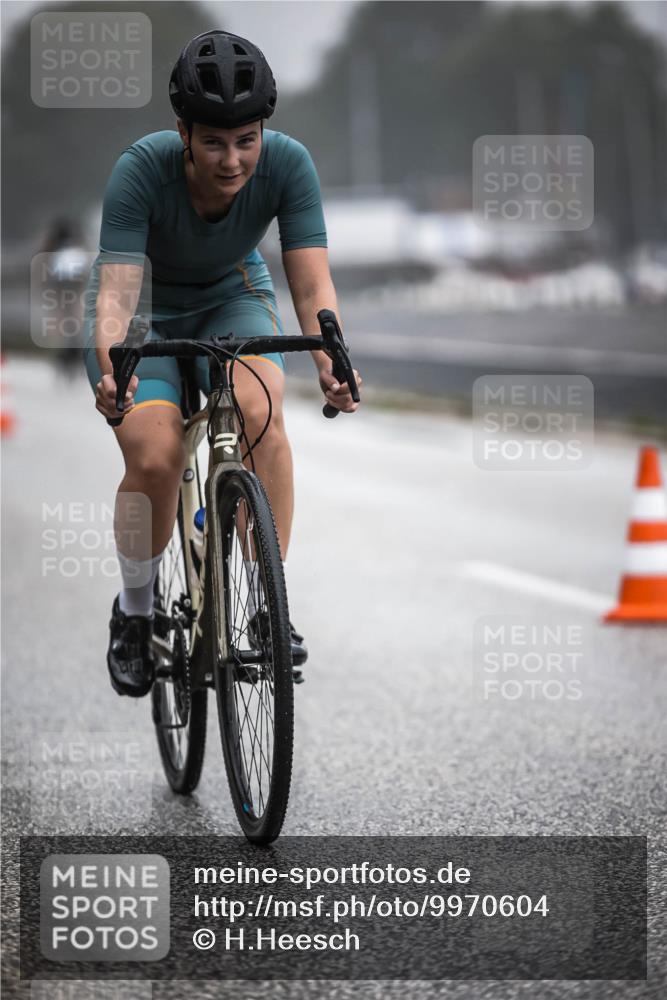 16.08.2026 - KN Förde Triathlon 2026 H.Heesch http://msf.ph/oto/9970604 16.08.2026 09:54:38 Radfahren 135, 232 meine-sportfotos.de